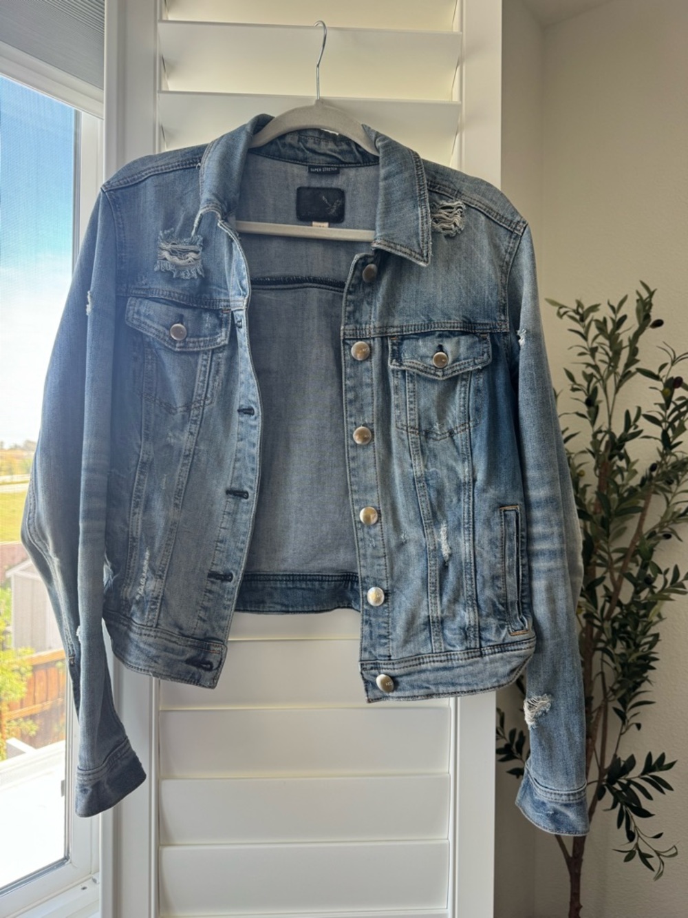 American Eagle Light Wash Distressed Stretch Denim Jacket